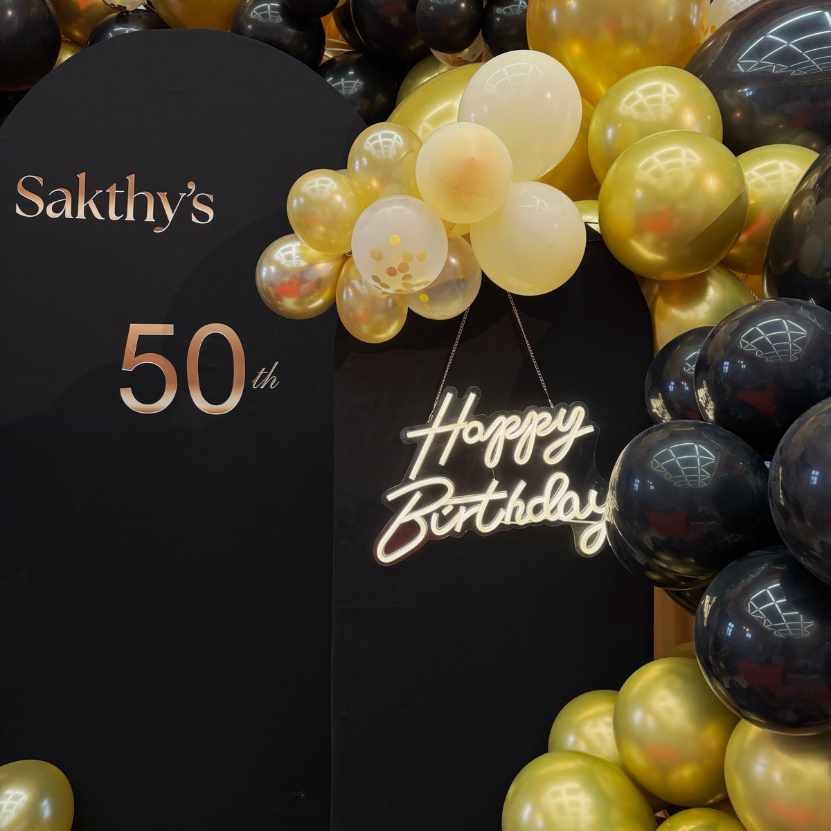 Detail: personalisierte Bogenwand mit „Happy Birthday“-Neonschrift