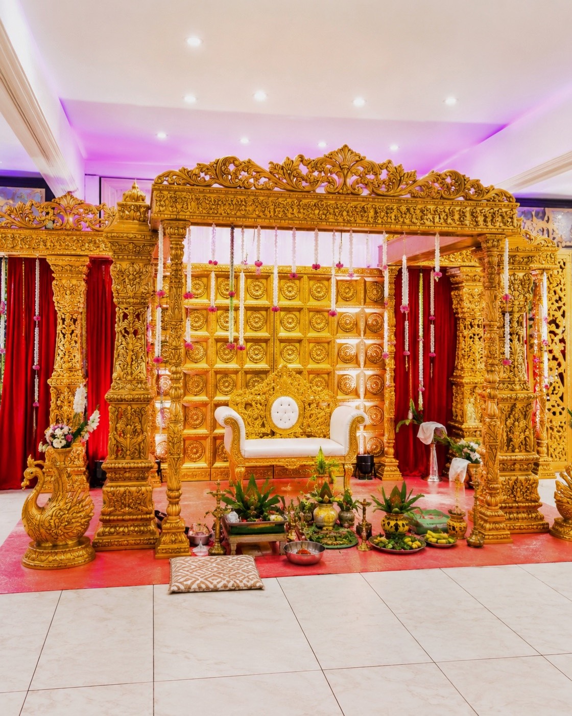 Goldenes Mandapam mit Schwanenfiguren und traditionellen Opfergaben